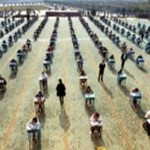 Varias escuelas chinas obligan alumnos comprar sus propias mesas y sillas