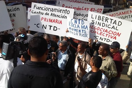Manifestantes se congregaron frente al Edificio Empresarial de Santiago