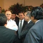 Presidente Medina e Hipólito Mejía se abrazan en velatorio del ex diputado Paniagua