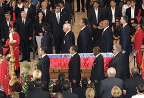 Danilo hace guardia de honor frente a ataúd de Chávez junto a otros 7 presidentes y jefes de Estado