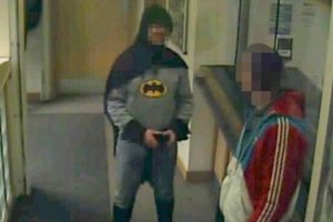 ‘Batman’ entrega a un delincuente