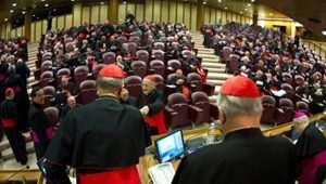 142 cardenales participan en la primera reunión preparatoria del cónclave para elegir nuevo Papa