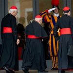 Los cardenales se reúnen hoy por última vez antes del cónclave de mañana
