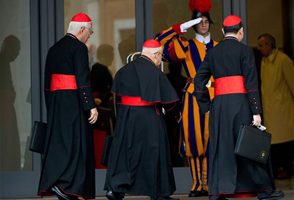 Los cardenales se reúnen hoy por última vez antes del cónclave de mañana