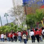 Venezolanos se concentran para presenciar el traslado del féretro de Chávez