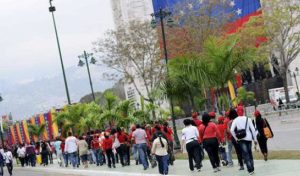 Venezolanos se concentran para presenciar el traslado del féretro de Chávez