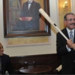 Gobernador de PR felicita al presidente Medina por el triunfo de RD en el Clásico