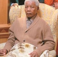 Mandela respira sin dificultad tras ser tratado por una neumonía