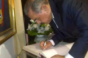 Presidente Medina firma libro de condolencias por muerte de Chávez