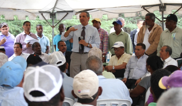 Ministro Administrativo Jose Ramon Peralta conversa con agricultores y ganadores de Duverge