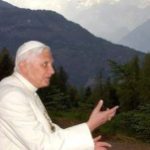 Benedicto XVI ha dormido bien, está sereno y dedica la jornada a rezar
