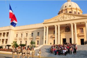 Conmemoran Día Internacional de la Mujer con izamiento de la Bandera en el Palacio Nacional