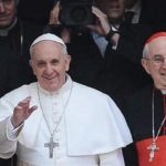 El Papa Francisco rompe moldes: va en microbús y paga sus facturas