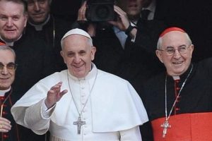 El Papa Francisco rompe moldes: va en microbús y paga sus facturas