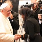 EL Papa recuerda al padre Emiliano Tardiff, tras saludar a la Primer Dama dominicana