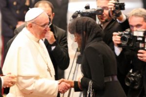 EL Papa recuerda al padre Emiliano Tardiff, tras saludar a la Primer Dama dominicana