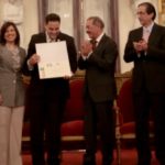 Medina entrega premio a ganador concurso Pupitre Dominicano