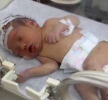El bebé rescatado de las tuberías de un inodoro en China sale del hospital