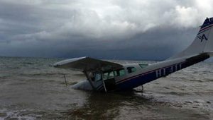 Avión aterriza de emergencia en la costa de Samaná y sus ocupantes salen ilesos