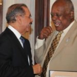 Emilio Herasme Peña recibe Premio Nacional de Periodismo de manos del presidente Medina