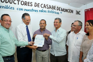 Gobierno entregaRD$24.2 millones a productores de casabe y yuca amarga, en Monción y Loma de Cabrera