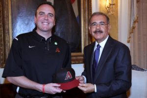 Equipo de Grandes Ligas promete a presidente Medina seguir desarrollando béisbol en RD