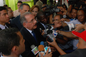 Presidente Medina instruye posponer para 2014 impuesto a las placas