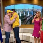 Daniel Sarcos, del programa “Aquí se habla Español”, da apasionado beso en la boca al actor Carlos Ponce
