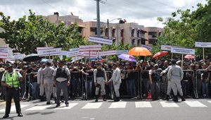 Decenas de comerciantes de la avenida José Martí protestan frente  al Palacio Nacional