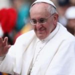 Papa dice niños y ancianos construyen futuro de los pueblos