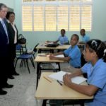 Ministro de educación supervisa escuelas para comprobar asistencias de estudiantes