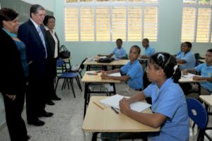 Ministro de educación supervisa escuelas para comprobar asistencias de estudiantes