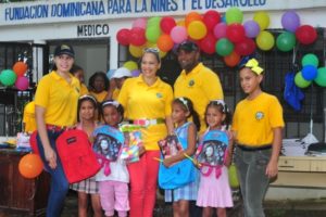 Fudonide entrega útiles escolares a infantes de Villa Mella