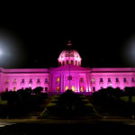 Edificios lucen iluminados de rosado por campaña contra el cáncer