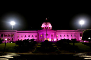 Edificios lucen iluminados de rosado por campaña contra el cáncer