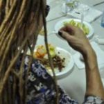 Toño Rosario almuerza en el Comedor Económico de Los Mina