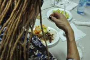 Toño Rosario almuerza en el Comedor Económico de Los Mina