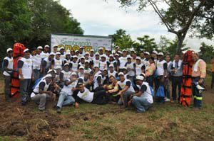 Empleados de EDE Este realizan reforestación; siembran más de 700 plantas en Cara Linda, Monte Plata