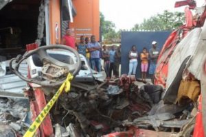 Choque de camión en Villa Altagracia deja seis muertos