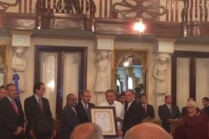 Presidente Medina entrega Premio Nacional de Periodismo a Juan Bolívar Díaz Santana