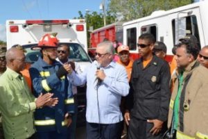 El CEA entrega camión de bomberos y ambulancia en San Pedro de Macorís