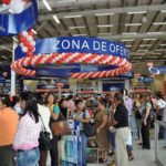 Miles acuden a tiendas a comprar en este viernes negro