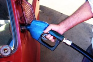 Combustibles siguen hacia la baja, desde este sábado disminuyen entre RD$1.00 y R$4.40 por galón