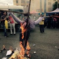 Crucifican e incendian en UASD un muñeco con una foto del senador Félix Bautista