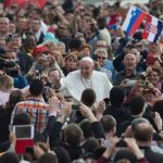 Papa reclama pago equitativo para la mujer