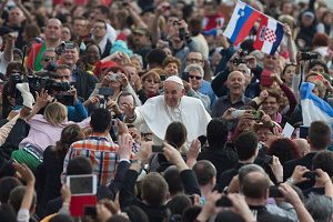Papa reclama pago equitativo para la mujer