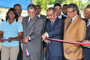 Entrega dos centros educativos en Monte Plata