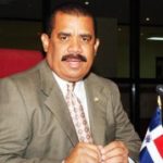 Senador presenta a sindicalistas proyecto de ley de aumento salarial