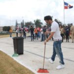 “El Alfa” comienza a cumplir su sanción de limpiar la Plaza de la Bandera