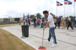 “El Alfa” comienza a cumplir su sanción de limpiar la Plaza de la Bandera